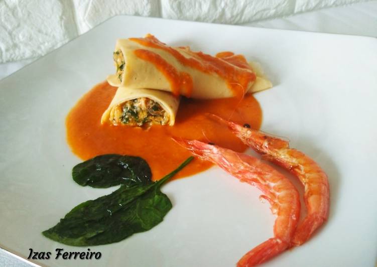 Crepes rellenos de merluza, espinacas y gambas con su salsa