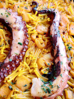 Una foto de Fideuà de pulpo y calamar