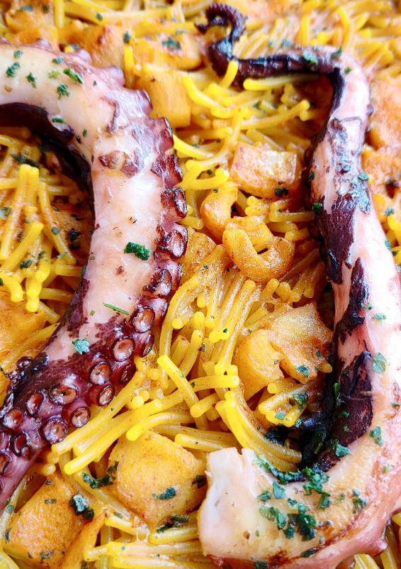 Una foto de Fideuà de pulpo y calamar