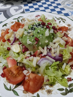 Una foto de Ensalada con aguacate y queso