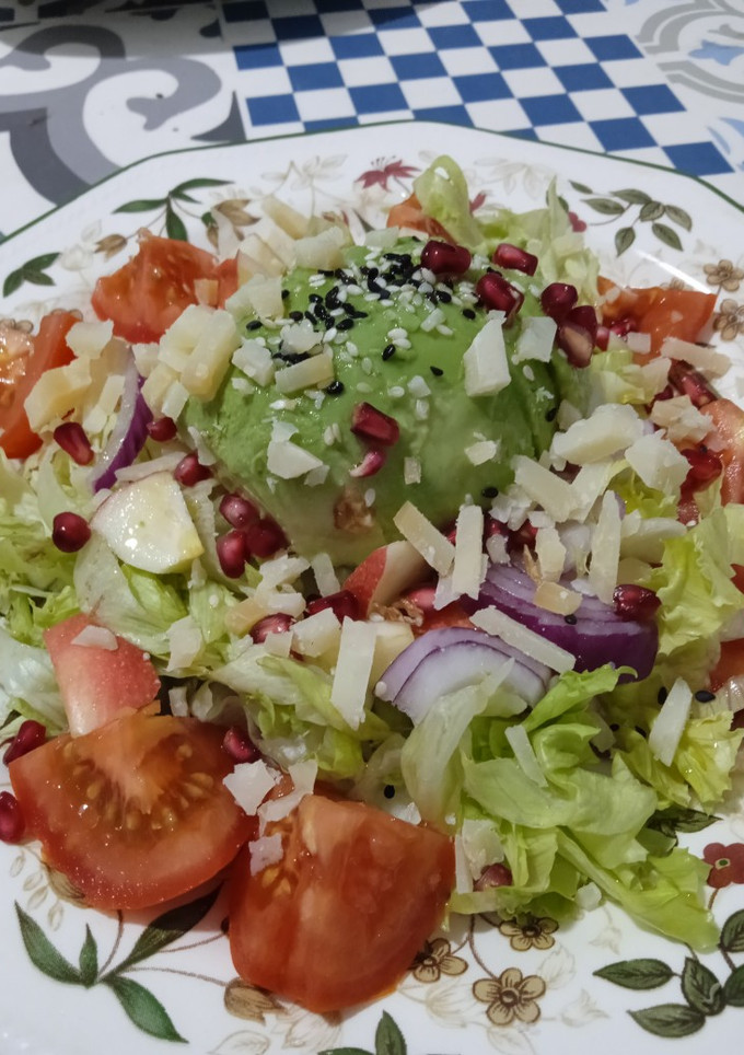 Una foto de Ensalada con aguacate y queso