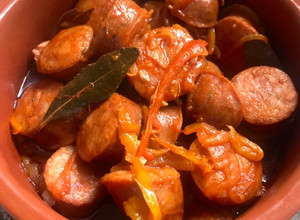 Una foto de Chorizos al vino blanco con salsa Tabasco 🌶