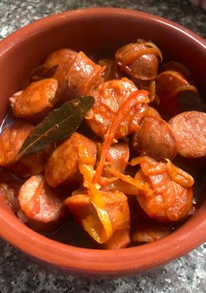 Una foto de Chorizos al vino blanco con salsa Tabasco 🌶