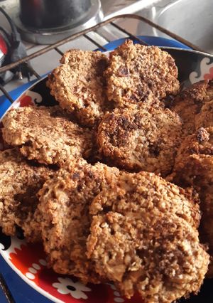 Una foto de Galletas de avena con plátano, durazno y chía. 🍌🍑