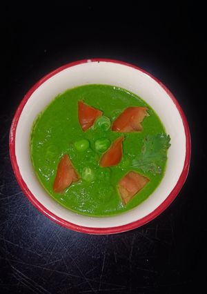 A picture of Creamy Palak Matar Curry.