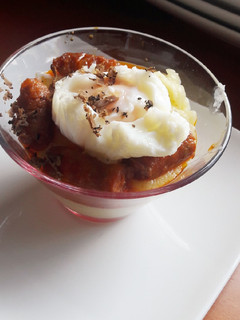Una foto de Puré de patatas con chistorras y huevos a la 5 minutos