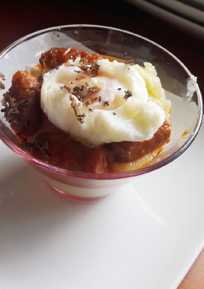 Una foto de Puré de patatas con chistorras y huevos a la 5 minutos