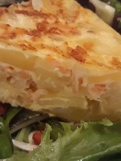 Una foto de Tortilla de patatas, cebolla y salmón ahumado