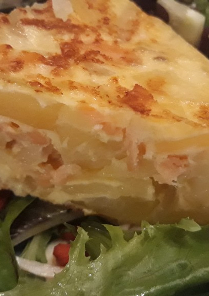 Una foto de Tortilla de patatas, cebolla y salmón ahumado