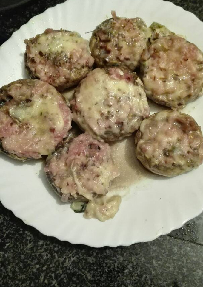 Una foto de champiñones rellenos de jamón york y queso de untar 