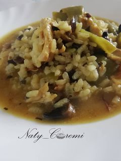 Una foto de ARROZ CALDOSO CON POLLO Y VERDURAS