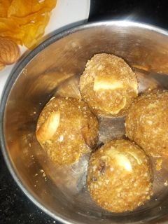 சத்தான கார்ன்ஃப்ளேக்ஸ்  பாதாம் லட்டு செய்முறை முக்கிய புகைப்படம்