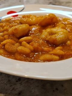 Una foto de Alubias con gambones