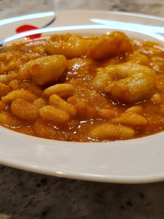 Una foto de Alubias con gambones