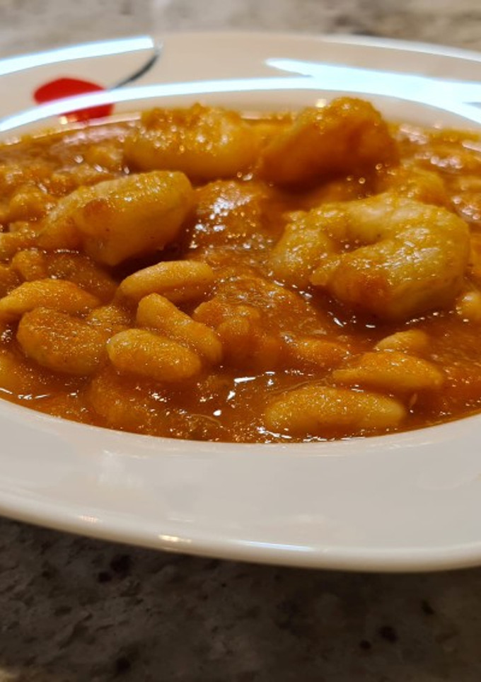 Una foto de Alubias con gambones