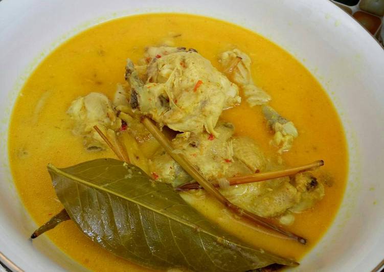 Bagaimana Menyiapkan Ayam Gulai, Enak Banget