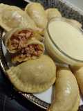Empanadillas de carne y cebolla caramelizada! con salsa de queso