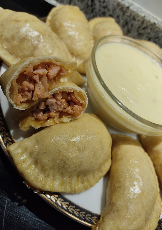 Una foto de Empanadillas de carne y cebolla caramelizada! con salsa de queso