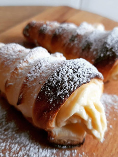 Una foto de Conos de hojaldre rellenos de crema pastelera