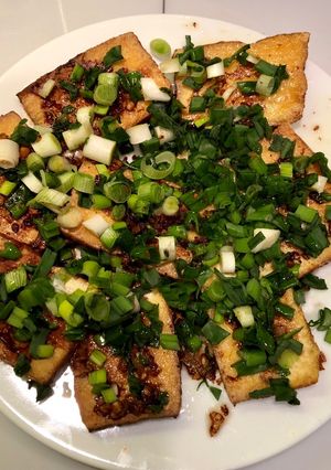 Zdjęcie przepisu Tofu smażone z cebulą.