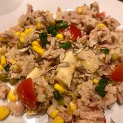 Una foto de Ensalada de atún, tomate cherry, choclo, arvejas, queso muzzarella, semillas de girasol y verdeo