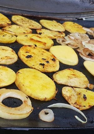 O poză a rețetei Cartofi feliați și ceapă la grătar.