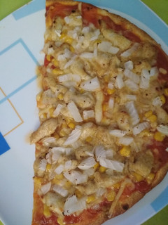 Una foto de Pizza de pollo con mostaza y miel