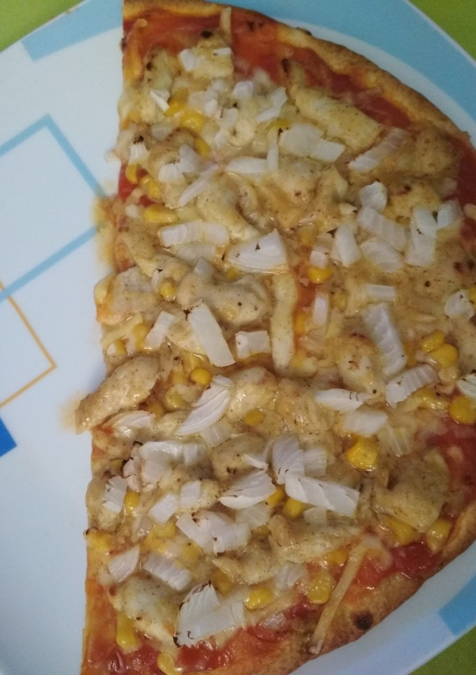 Una foto de Pizza de pollo con mostaza y miel