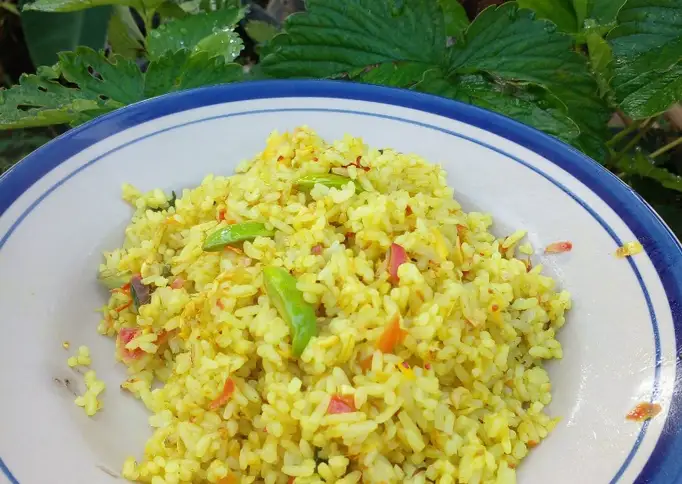 Nasi goreng kuning bunga kecombrang