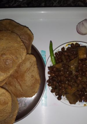 A picture of Aloo Chana puri.
