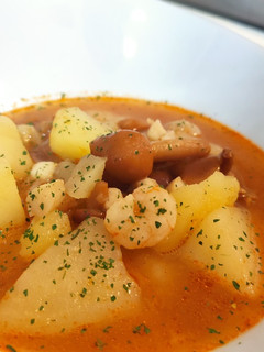 Una foto de Patatas guisadas con calamares, gambas y setas ❤️