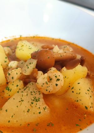 Una foto de Patatas guisadas con calamares, gambas y setas ❤️