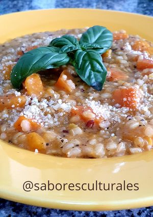 Una foto de 🍛 Risotto cremoso con arroz integral, calabaza y zanahorias