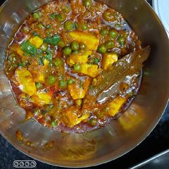 A picture of Mattar paneer.