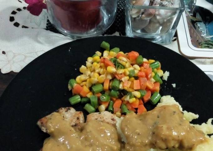 Grill Chicken w/ Brown Souce & Mashed Potato