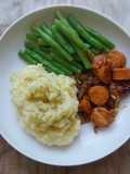 Mashed potato dengan sosis pedas dan buncis