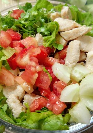 Hình của món Salad ức gà rau quả.