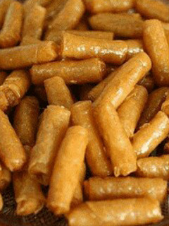 Una foto de Rollitos de almendras "receta de dulces de Ramadán"