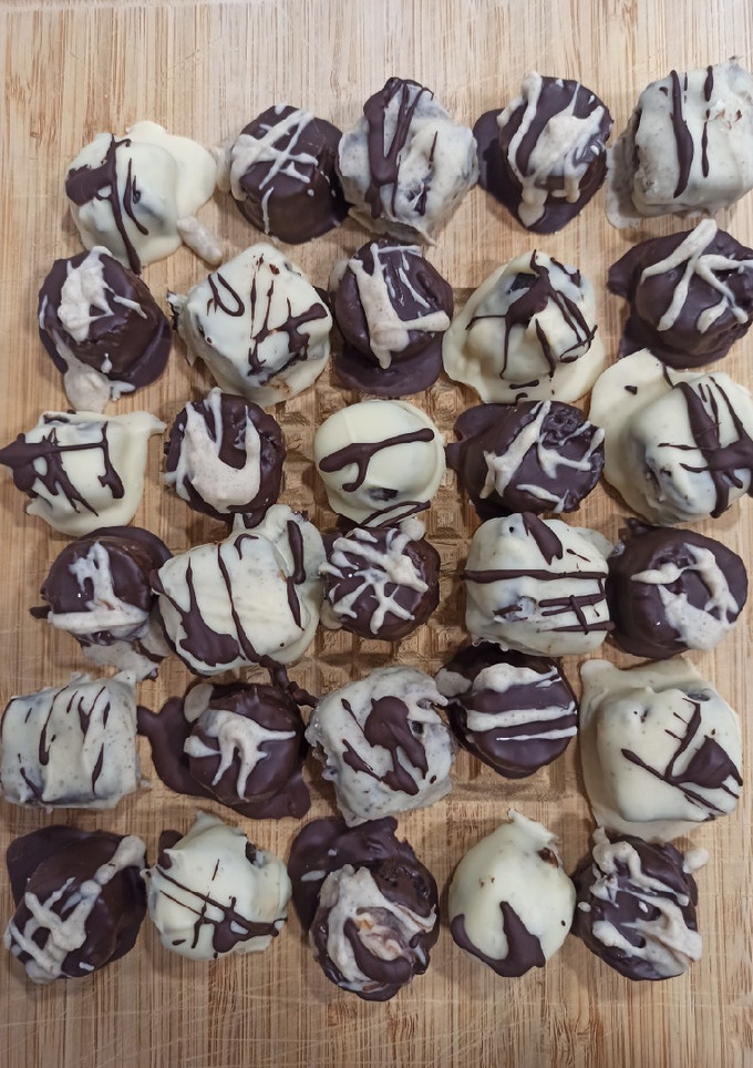 Una foto de Bombones de oreo y Philadelphia, postre súper fácil