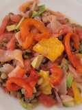 Ensalada de lentejas, naranja, salmón, aguacate y pimientos confitados