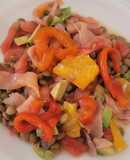 Ensalada de lentejas, naranja, salmón, aguacate y pimientos confitados