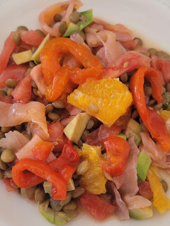 Una foto de Ensalada de lentejas, naranja, salmón, aguacate y pimientos confitados