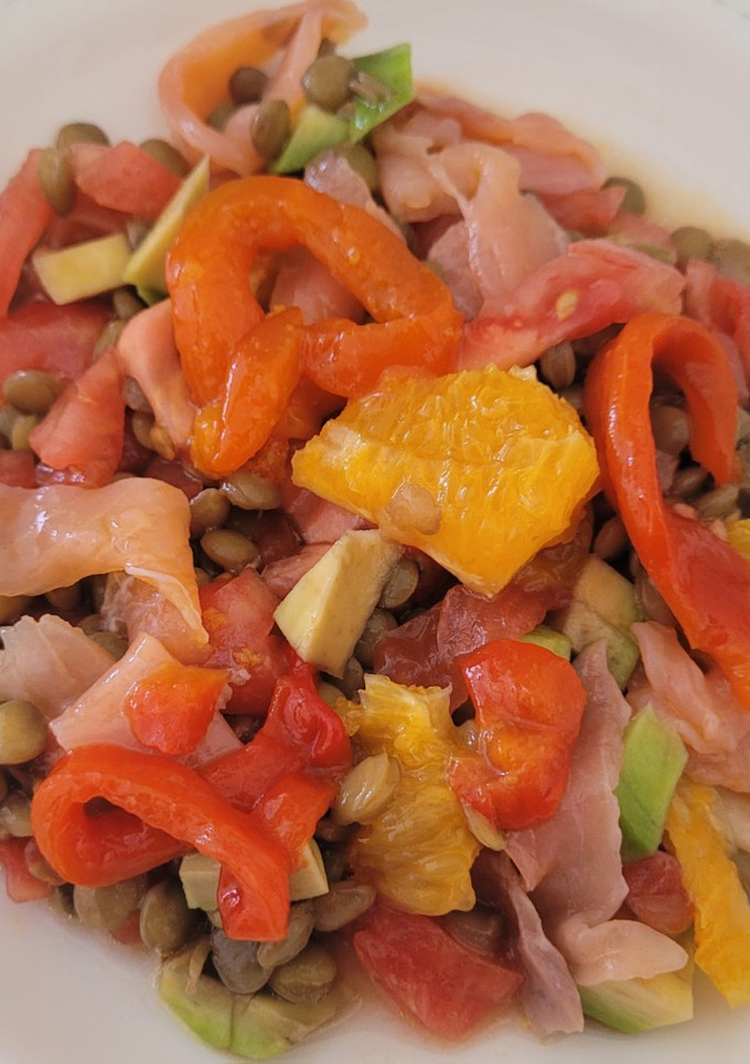 Una foto de Ensalada de lentejas, naranja, salmón, aguacate y pimientos confitados