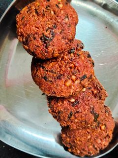 बीटरूट डाळ वडे (beetroot dal wade recipe in marathi) रेसिपी चे मुख्य फोटो