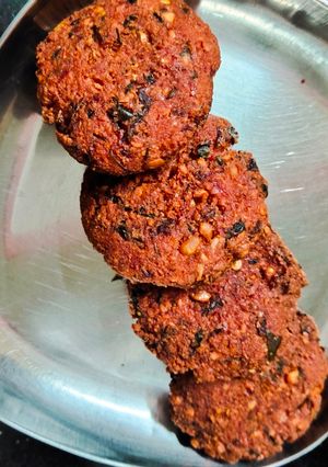 बीटरूट डाळ वडे (beetroot dal wade recipe in marathi) रेसिपी चे मुख्य फोटो 