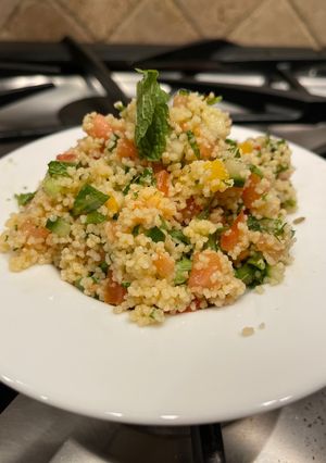 Una foto de 😋🥴Cocinar cous cous fácil y rápido 🍅