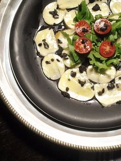 Una foto de Carpaccio de boletus marinados con lima y picada de aceitunas negras