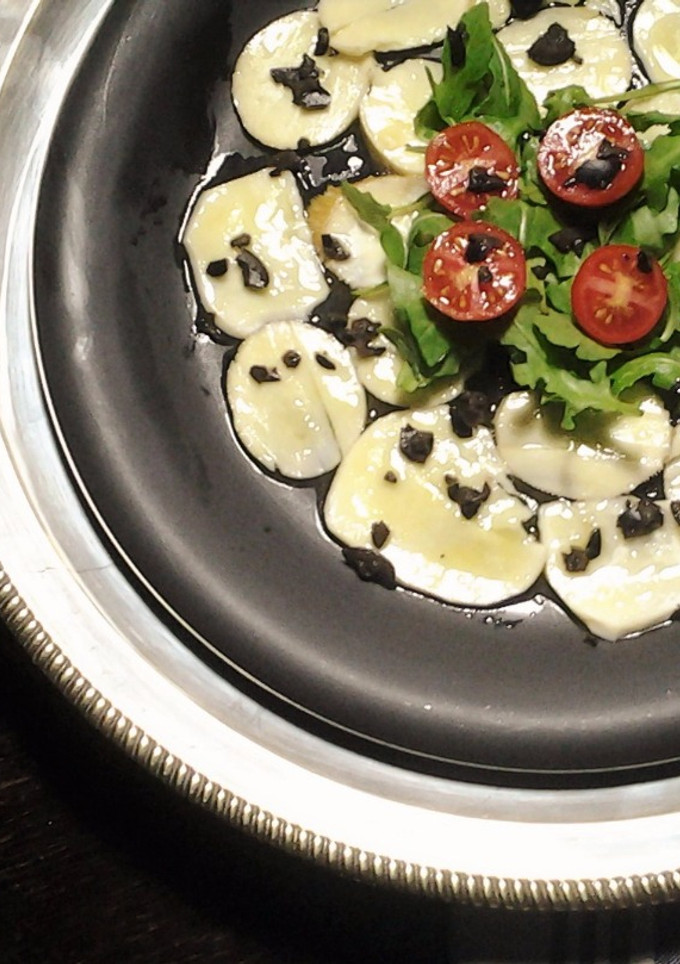 Una foto de Carpaccio de boletus marinados con lima y picada de aceitunas negras