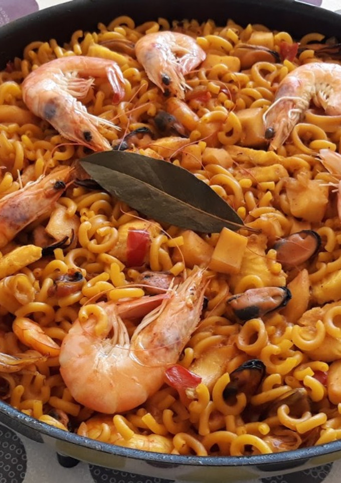 Una foto de Fideuá