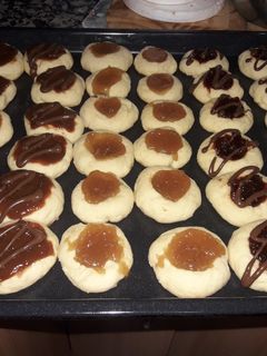 Una foto de Pepas (masa con margarina) con dulce de leche, membrillo, batata